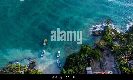 Drohnenansicht von Booten im Meer Stockfoto