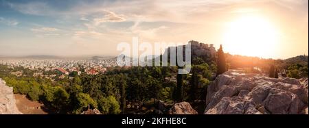 Akropolis und Stadtbild in einer historischen Stadt mit Bergen. Areopag Hill, Athen, Griechenland Stockfoto