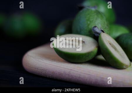 Feijoa. Frische Früchte von Feijoa. Quelle von Jod. Set von reifen Feijoa-Früchten auf dunklem Hintergrund. Stockfoto