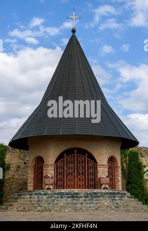 Eine vertikale Aufnahme der Außenseite des Klosters Hadambu im Bezirk Iasi, Rumänien Stockfoto