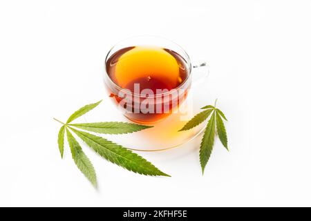 Cannabis-Kräutertee mit weißem Hintergrund Stockfoto