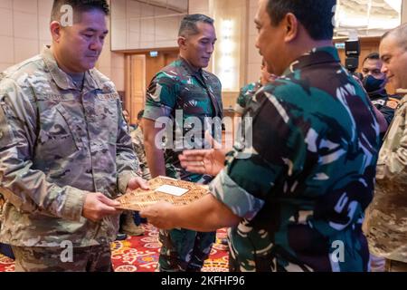 Der Oberst der US-Luftwaffe, Christopher Cullen, von der Hawaii Air National Guard, erhält während der Abschlusszeremonie der Übung Gema Bhakti 2022, 16. September 2022, Jakarta, Indonesien, eine Dankesurkunde von der Tentara Nasional Indonesia (Indonesische Streitkräfte). GEMA Bhakti 22 ist ein gemeinsames Übungsprogramm des US-Indo-Pacific Command, bei dem die Vereinten US-Streitkräfte und die TNI-Streitkräfte zusammenarbeiten, um die Interoperabilität zu erhöhen und die regionale Stabilität und Sicherheit durch bilaterale und multilaterale Partnerschaften zu verbessern. Stockfoto