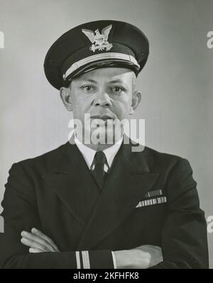 Foto von Leutnant Clarence Samuels von der United States Coast Guard, dem höchsten afroamerikanischen Offizier in der Marine, 1939 - 1945. Stockfoto