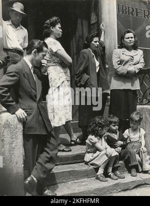 Eine Gruppe von Männern, Frauen und Kindern versammelten sich auf stoop, East Harlem, New York City, 1947 - 1951. Stockfoto