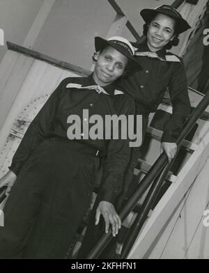 DIE SPARE Olivia Hooker aus Columbus, Ohio, und Aileen Anita Cooke aus Los Angeles, Kalifornien, trainieren auf dem Trockenlandschiff "USS Neversail", um 1945. Stockfoto