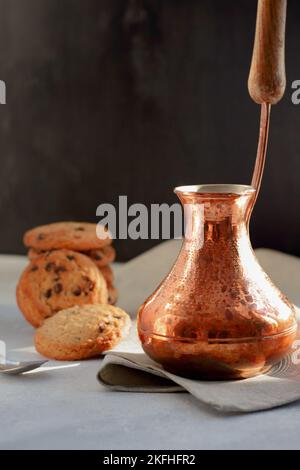 Morgenschwingungen. Heißer aromatischer Kaffee in türkischer Cezve Stockfoto