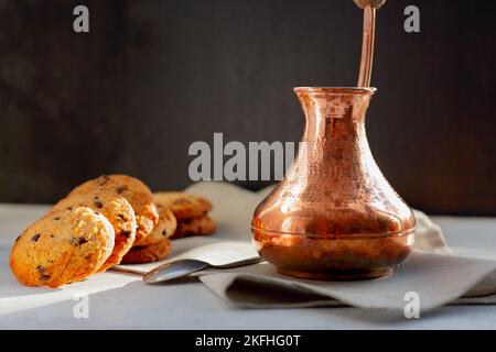 Morgenschwingungen. Heißer aromatischer Kaffee in türkischer Cezve Stockfoto