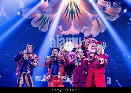 AMSTERDAM - De Toppers während einer Aufführung in der Johan Cruijff Arena. Die Formation von Jeroen van der Boom, René Froger, Gerard Joling und Jan Smit musste aufgrund der Coronamaßnahmen vorherige Shows absagen. So konnten die Weihnachtskonzerte des vergangenen Dezember nicht stattfinden. ANP PAUL BERGEN niederlande Out - belgien Out Stockfoto