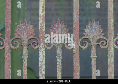 Schmiedeeisen-Metallarbeiten. Industrielles und kreatives Fleur-de-leaf-Muster am Tor Stockfoto