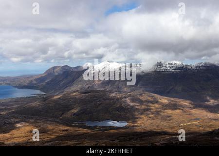 Der schneebedeckte Berg Liathach von den Lower Hängen des Beinn Liath Mhor Torridon, Highland, Schottland, Großbritannien Stockfoto