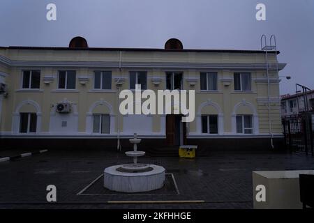 Cherson, Ukraine. 17.. November 2022. Ein zerbrochenes Fenster am Bahnhof Cherson, das durch die Detonation einer Mine gesehen wurde. Seit der Befreiung der südukrainischen Regionalhauptstadt Cherson arbeitet die ukrainische Regierung intensiv an der Beseitigung von Landminen im befreiten Gebiet. Seit der Befreiung wurden rund 5000 Sprengstoffe gefunden und zerstört. Da es keine ausreichende Robotik gibt, wird der Minenräumprozess manuell durchgeführt, und das würde mindestens mehrere Monate dauern, bis die gesamte Stadt Cherson bereinigt wäre. (Bild: © Ashley Chan/SOPA Images via ZUMA Press Wire) Stockfoto