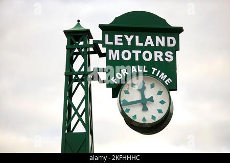 Leyland Stadt in South Ribble und Grafschaft Lancashire, England. Leyland Motors Uhr im Stadtzentrum Stockfoto