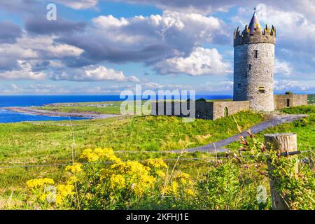 Doonagore Castle bei Sonnenuntergang, Co. Clare, Irland Stockfoto