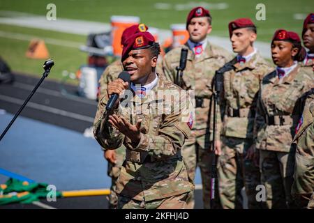 Die 82nd Airborne Division Chorus tritt am 17. September 2022 an der Methodist University auf, die N.C. Methodist University veranstaltete ein Veteranenspiel zu Ehren aller Mitglieder des Militärdienstes. #Chorus,#Football,#82nd,#Fallschirmjäger, Stockfoto