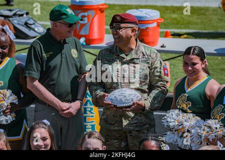Die 82nd Airborne Division Chorus tritt am 17. September 2022 an der Methodist University auf, die N.C. Methodist University veranstaltete ein Veteranenspiel zu Ehren aller Mitglieder des Militärdienstes. #Chorus,#Football,#82nd,#Fallschirmjäger, Stockfoto