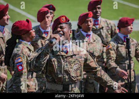 Die 82nd Airborne Division Chorus tritt am 17. September 2022 an der Methodist University auf, die N.C. Methodist University veranstaltete ein Veteranenspiel zu Ehren aller Mitglieder des Militärdienstes. #Chorus,#Football,#82nd,#Fallschirmjäger, Stockfoto