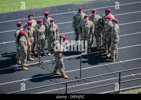 Die 82nd Airborne Division Chorus tritt am 17. September 2022 an der Methodist University auf, die N.C. Methodist University veranstaltete ein Veteranenspiel zu Ehren aller Mitglieder des Militärdienstes. #Chorus,#Football,#82nd,#Fallschirmjäger, Stockfoto