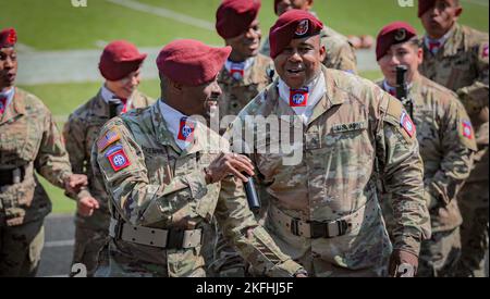 Die 82nd Airborne Division Chorus tritt am 17. September 2022 an der Methodist University auf, die N.C. Methodist University veranstaltete ein Veteranenspiel zu Ehren aller Mitglieder des Militärdienstes. #Chorus,#Football,#82nd,#Fallschirmjäger, Stockfoto