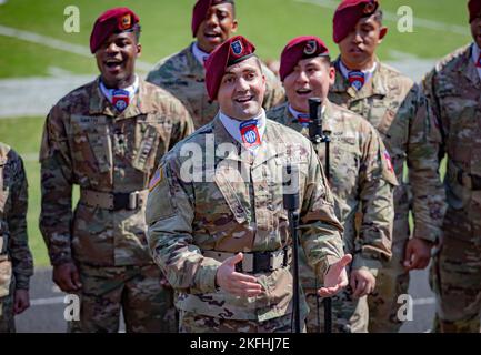Die 82nd Airborne Division Chorus tritt am 17. September 2022 an der Methodist University auf, die N.C. Methodist University veranstaltete ein Veteranenspiel zu Ehren aller Mitglieder des Militärdienstes. #Chorus,#Football,#82nd,#Fallschirmjäger, Stockfoto