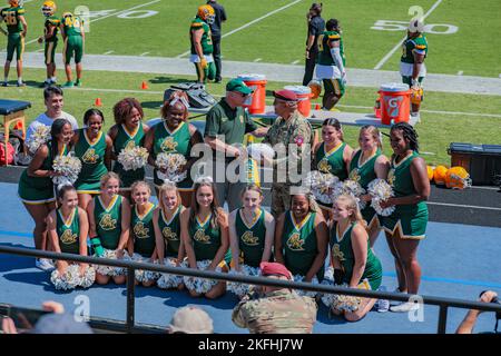 Die 82nd Airborne Division Chorus tritt am 17. September 2022 an der Methodist University auf, die N.C. Methodist University veranstaltete ein Veteranenspiel zu Ehren aller Mitglieder des Militärdienstes. #Chorus,#Football,#82nd,#Fallschirmjäger, Stockfoto