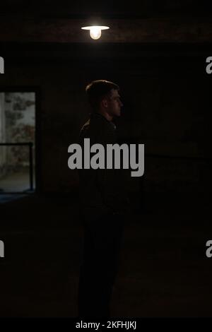 SPC der US-Armee. Grayson Powell, der dem Hauptquartier und Hauptquartier-Bataillon, 1. Infanterie-Division, zugewiesen wurde, steht in der Gaskammer des Gedenkens und Museums in Auschwitz-Birkenau in Oświęcim, Polen, 16. September 2022. Hunderttausende Männer, Frauen und Kinder wurden in diesen Kammern ermordet, als Teil des Genozids, den Nazi-Deutschland verübt hat. Stockfoto