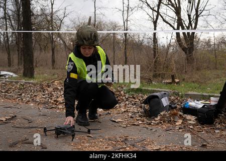 Cherson, Ukraine. 16.. November 2022. Ein Ermittler sah, wie er sich vorbereitete, eine Drohne zu fliegen und das Gebiet für zukünftige Minenräumarbeiten zu kartieren. Seit der Befreiung der südukrainischen Regionalhauptstadt Cherson arbeitet die ukrainische Regierung intensiv an der Beseitigung von Landminen im befreiten Gebiet. Seit der Befreiung wurden rund 5000 Sprengstoffe gefunden und zerstört. Da es keine ausreichende Robotik gibt, wird der Minenräumprozess manuell durchgeführt, und das würde mindestens mehrere Monate dauern, bis die gesamte Stadt Cherson bereinigt wäre. (Bild: © Ashley Chan/SOPA Images via ZUMA Pre Stockfoto