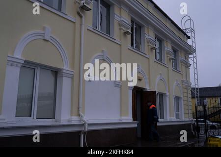 Cherson, Ukraine. 17.. November 2022. Ein Bahnpersonal sah, wie er in ein Gebäude ging, das im Bahnhof Cherson eine Mine gefunden hatte, und die Detonation verursachte den Bruch des Fensters. Seit der Befreiung der südukrainischen Regionalhauptstadt Cherson arbeitet die ukrainische Regierung intensiv an der Beseitigung von Landminen im befreiten Gebiet. Seit der Befreiung wurden rund 5000 Sprengstoffe gefunden und zerstört. Da es keine ausreichende Robotik gibt, wird der Minenräumprozess manuell durchgeführt, und das würde mindestens mehrere Monate dauern, bis die gesamte Stadt Cherson bereinigt wäre Stockfoto