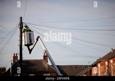 BT openreach-Ingenieur, der an Telefonkabeln von einem Cherry Picker arbeitet Stockfoto