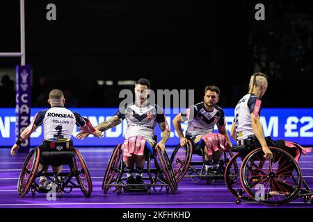 Manchester, Großbritannien. 18.. November 2022. Der englische Kader feiert während des Wheelchair Rugby League World Cup 2021 Finales Frankreich gegen England in Manchester Central, Manchester, Vereinigtes Königreich, 18.. November 2022 (Foto von Mark Cosgrove/Nachrichtenbilder) Kredit: Nachrichtenbilder LTD/Alamy Live News Stockfoto