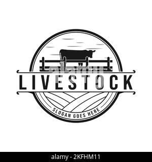 Vintage Rinderfarm Logo mit Silhouette Kühe und Ranch Zaun. Vektorgrafik. Stock Vektor