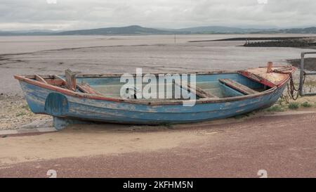 Altes blaues Ruderboot auf der Promenade von Morecambe Lancashire Stockfoto