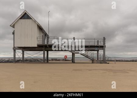 Bootshaus auf einer Metallplattform am Meer in Morecambe Lancashire Stockfoto