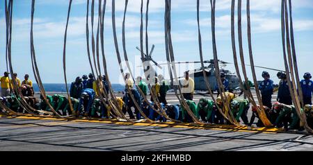 220917-N-DW158-1055 PAZIFISCHER OZEAN (SEPT 17, 2022) Matrosen stellten während einer Flugdeckenübung an Bord des einzigen nach vorne entsendeten Flugzeugträgers der US Navy, USS Ronald Reagan (CVN 76), im Pazifischen Ozean, am 17. September eine Barrikade auf. Eine Barrikade wird für Notlandungen verwendet, wenn ein Flugzeug nicht über einen funktionierenden Heckhaken oder ein nicht funktionierendes Fahrwerk verfügt. Ronald Reagan, das Flaggschiff der Carrier Strike Group 5, stellt eine kampfbereite Kraft zur Verfügung, die die Vereinigten Staaten schützt und verteidigt und Allianzen, Partnerschaften und kollektive maritime Interessen in der Indo-Pazifik-Region unterstützt. Stockfoto