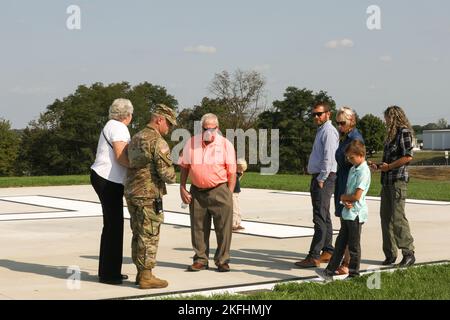 Ein neuer Hubschrauberlandeplatz auf dem Flugplatz der Muir Army ist Chief Warrant Officer 3 Matthew Ruffner und Chief Warrant Officer 2 Jarett Yoder während einer Zeremonie im Gebäude der Luftwartungsanleitung hier gewidmet. Die beiden Piloten wurden am 9. April 2013 getötet, als der von ihnen geflogende Hubschrauber AH-64 Apache während einer Flugmission in der Provinz Nangarhar, Afghanistan, abstürzte. Sie dienten während der Operation Enduring Freedom einem Kampfeinsatz mit der Bravo Company, 1-104. Attack Reconnaissance Bataillon, 28. Combat Aviation Brigade. Stockfoto