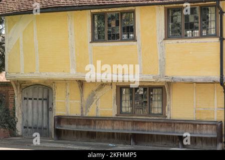 Das Chantry House, Henley an der Themse. Alte gelbe Stein- und Holzstruktur mit alter Holztür. Stockfoto
