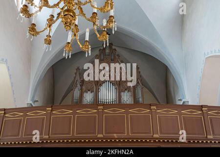 Estland, Tallinn - 21. Juli 2022: In der St. Peter und St. Paul Kathedrale. Orgel auf dem Dachboden über dem Eingang. Silberpfeifen in geschnitztem dunklem Holz ag Stockfoto