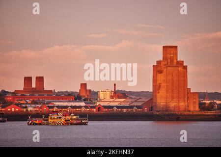 Pacific Road Birkenhead Tunnel Air Vent und Mersey Ferry Dazzle Ferry, erstellt von Sir Peter Blake, berühmt für das Beatles Sgt Pepper Album Cover. Stockfoto