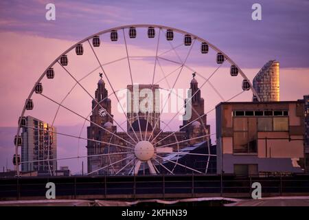 Sunrise Liverpool Skyline Riesenrad und Royal Liver Building Grade I gelistet Stockfoto