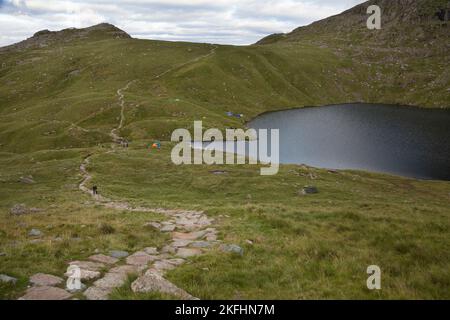 Wilde Camper am Angle Tarn unter Bow fielen im englischen Lake District Stockfoto