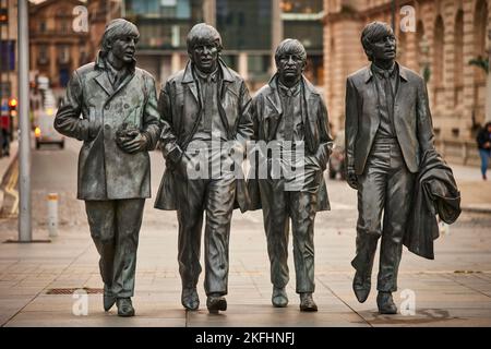 Liverpool albert Dock Waterfront The Beatles Pier Head Bronzestatuen der vier Beatles, die vom Bildhauer Andy Edwards geschaffen und 2015 enthüllt wurden Stockfoto