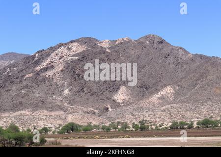 Blick auf die Berge auf der Route 40, zwischen Cachi und Cafayate, im Norden Argentiniens Stockfoto