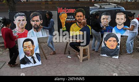 Schüler der Kunsthochschule Gurukul malen vor der FIFA-Weltmeisterschaft 2022 in Katar Plakate von Fußballspielern (L-R) Cristiano Ronaldo, Lionel Messi, Neymar da Silva Santos, Kylian Mbappe, Harry Kane und Diego Maradona (unten). Die FIFA Fußball-Weltmeisterschaft findet vom 20.. November till18.. Dezember 2022 in Katar statt. Stockfoto