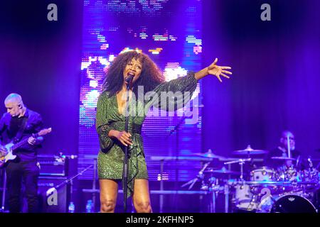 BEVERLEY KNIGHT singt auf der Bühne bei einem Firmenevent Stockfoto