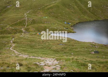 Wilde Camper am Angle Tarn unter Bow fielen im englischen Lake District Stockfoto