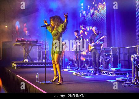 BEVERLEY KNIGHT singt auf der Bühne bei einem Firmenevent Stockfoto