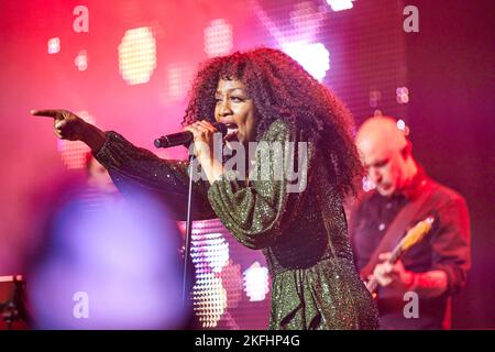 BEVERLEY KNIGHT singt auf der Bühne bei einem Firmenevent Stockfoto