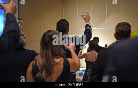 Mitglieder, die dem Trainingsflügel 17. zugewiesen wurden, heben Gläser Wasser zum Tisch von Kriegsgefangenen/MIA im McNease Convention Center in San Angelo, Texas, am 17. September 2022. Ein Tisch für Kriegsgefangene und MIA wurde als Ehrenzeichen und zur Erinnerung an Amerikas Kriegsgefangene und vermisste Kameraden ausgestellt. Stockfoto