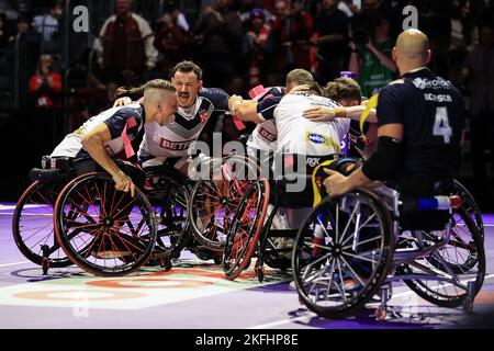 Manchester, Großbritannien. 18.. November 2022. Die Mannschaft aus England feiert den Sieg im Finale der Rugby League-Weltmeisterschaft 2021 im Rollstuhl Frankreich gegen England in Manchester Central, Manchester, Großbritannien, 18.. November 2022 (Foto von Mark Cosgrove/Nachrichtenbilder) Kredit: Nachrichtenbilder LTD/Alamy Live News Stockfoto