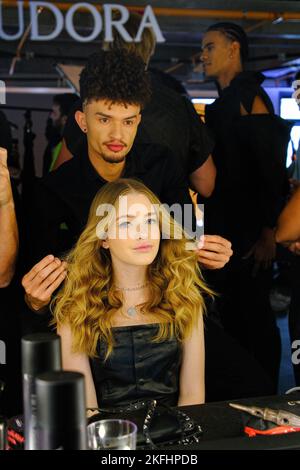 Sao Paulo, Sao Paulo, Brasilien. 18.. November 2022. Backstage der Lino Villaventura Fashion Show während der Sao Paulo Fashion Week, Herbst/Winter 2023 Kollektion (SPFW-N54), die am Hauptsitz der C6 Bank stattfand. (Bild: © Rodrigo Moraes/TheNEWS2 via ZUMA Press Wire) Stockfoto