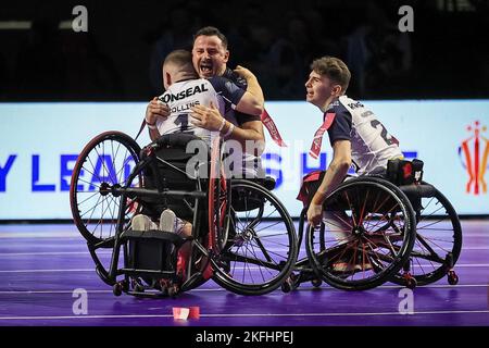 Manchester, Großbritannien. 18.. November 2022. Die Mannschaft aus England feiert den Sieg im Finale der Rugby League-Weltmeisterschaft 2021 im Rollstuhl Frankreich gegen England in Manchester Central, Manchester, Großbritannien, 18.. November 2022 (Foto von Mark Cosgrove/Nachrichtenbilder) Kredit: Nachrichtenbilder LTD/Alamy Live News Stockfoto